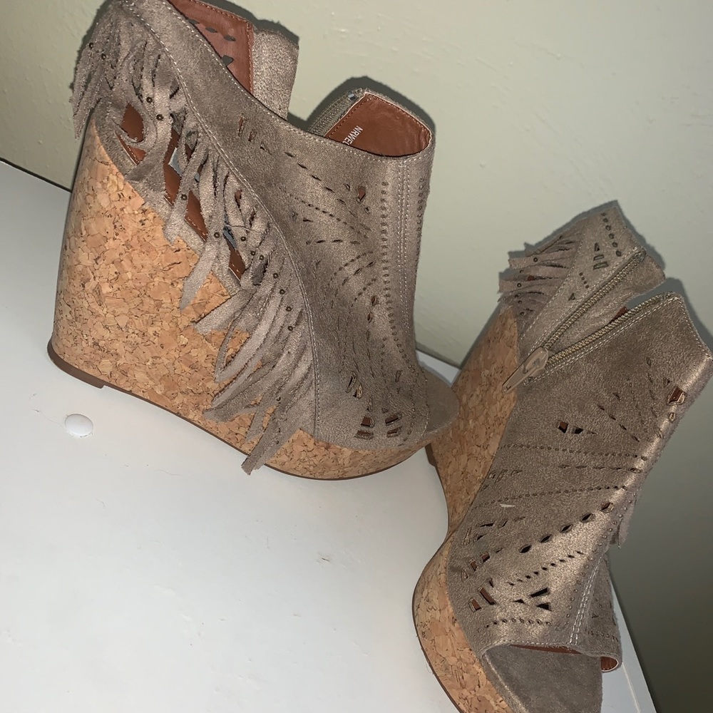 Cute wedges!! Never worn!